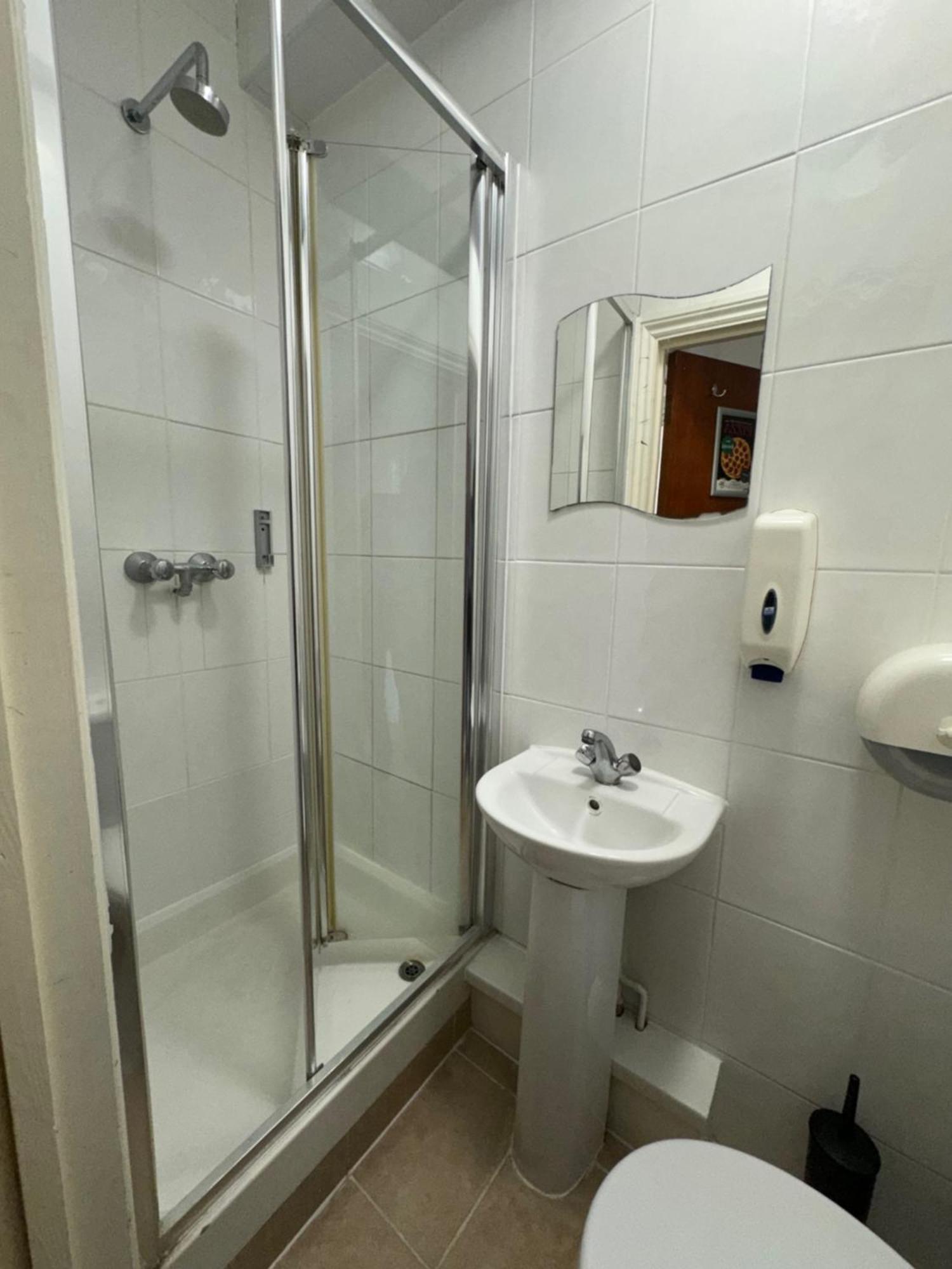 Camera Matrimoniale con Bagno in Comune